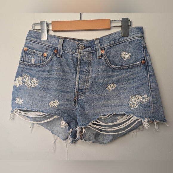 Levi's 501 Women Jeans Mini Shorts Floral Size 26 100% Cotton Washed Blue - Picture 2 of 11